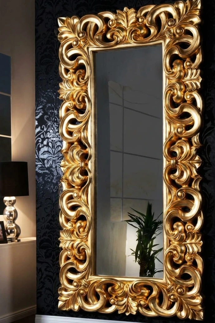 Marcos de Espejo: El Arte de Amplificar el Prestigio En el diseño de interiores de alto nivel, el espejo es la pieza clave para otorgar profundidad, luz y una sensación de grandeza. En LOUIS XV HOME, elevamos este elemento funcional a la categoría de obra de arte. Nuestros marcos, elaborados exclusivamente en cedro macizo, son el resultado de un diálogo entre la nobleza de la madera y la destreza del artesano colombiano. Permita que sus espacios reflejen su éxito a través de la calidez del cedro y la perfección de la mano de obra artesanal más exclusiva del país.